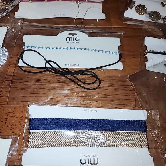 Lot of 36 piece fashion cheap jewelry lot - Picture 4 of 4